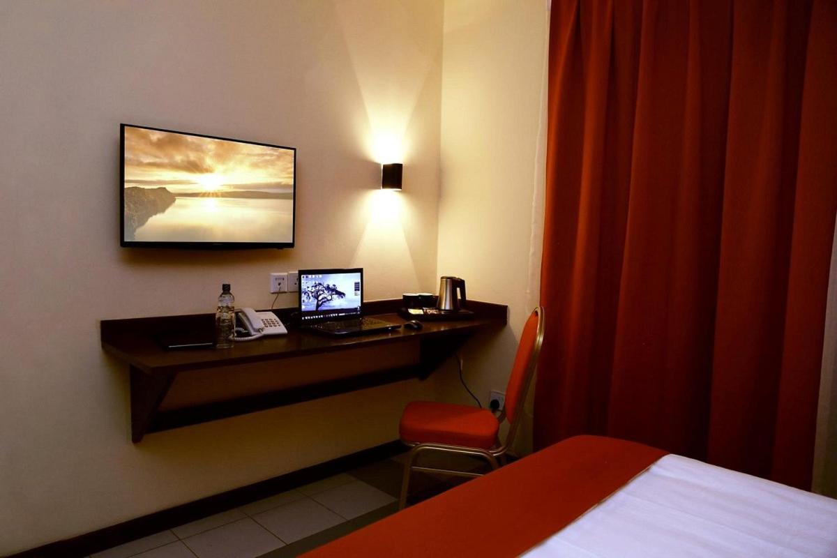 Hotel Qaribu